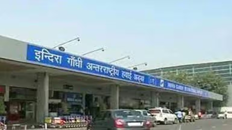 दिल्ली में अब IGI एयरपोर्ट की बिजली हो गई गुल, यात्री हलकान