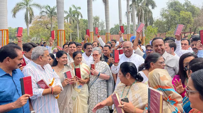 PM नरेंद्र मोदी के आपातकाल वाले तंज पर मल्लिकार्जुन खरगे ने साधा निशाना 