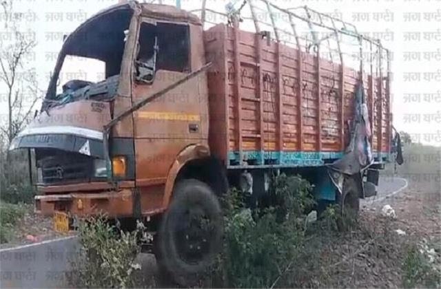 सड़क हादसा : श्रद्धालु से भरा कैंटर पलटा, बड़ी संख्या में लोग घायल और कई की मौत