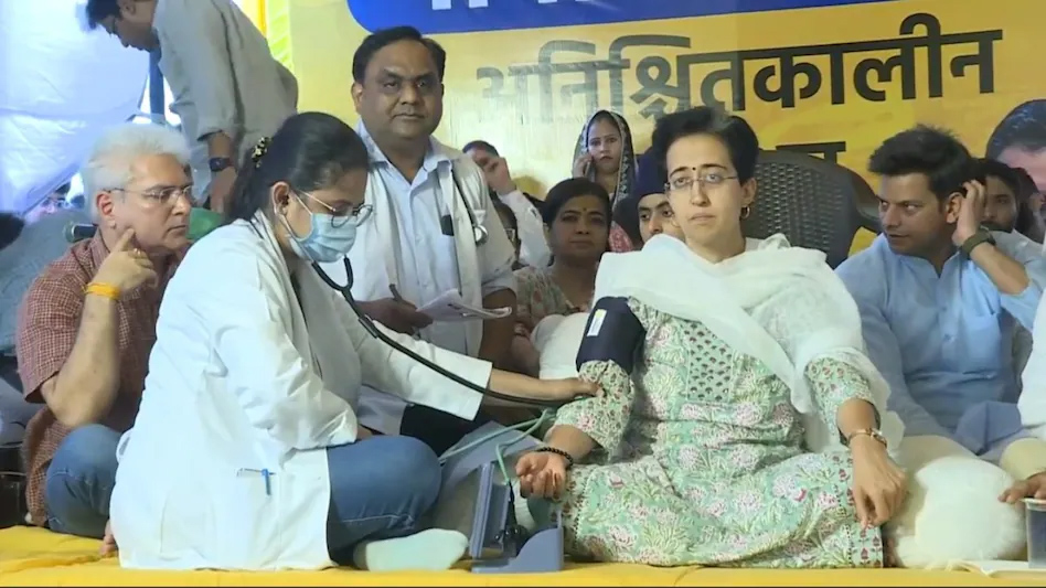 अनशन पर बैठीं आतिशी को डॉक्टर ने दी अस्पताल में भर्ती होने की सलाह