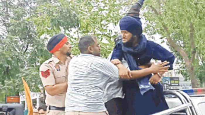 निहंगों की तलवार से घायल हुए एसपी, शराब के खिलाफ कर रहे थे प्रदर्शन
