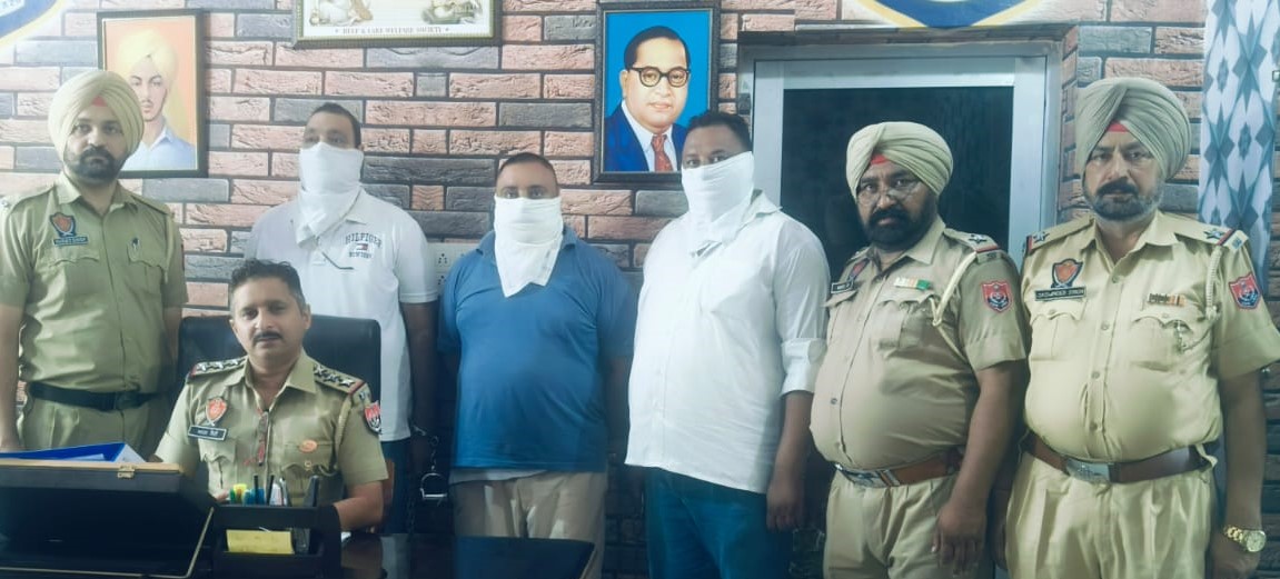 फर्जी पुलिस अफसर बनकर पैसे ऐंठने वाले तीन गिरफ्तार