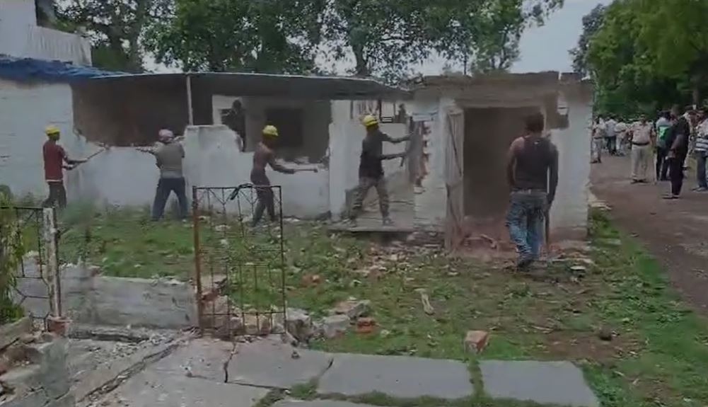 प्रदेश में फिर हुई बुल्डोजर कार्रवाई: गोलीकांड के आरोपी के घर प्रशासन ने चलाया बुल्डोजर, देखिये वीडियो…