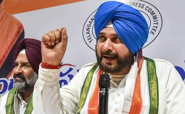 नवजोत सिद्धू के खिलाफ कार्ऱवाई, छीनी गई अमृतसर की सरदारी