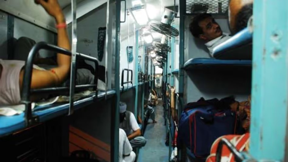 ट्रेन की अपर बर्थ गिरने से नीचे बैठे यात्री की मौत, रेलवे ने कहा बर्थ की स्थिति अच्छी थी