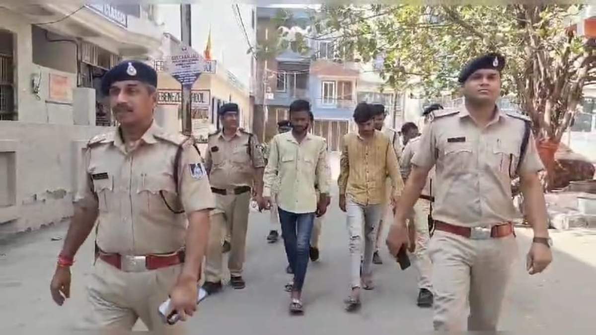 बदमाशों को पुलिस ने सिखाया सबक: जिस इलाके में फायरिंग कर दहशत फैलाई, वहां निकाला जुलूस