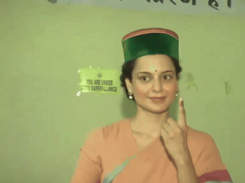 हिमाचल में BJP उम्मीदवार कंगना रनौत और अनुराग ठाकुर ने डाला वोट      