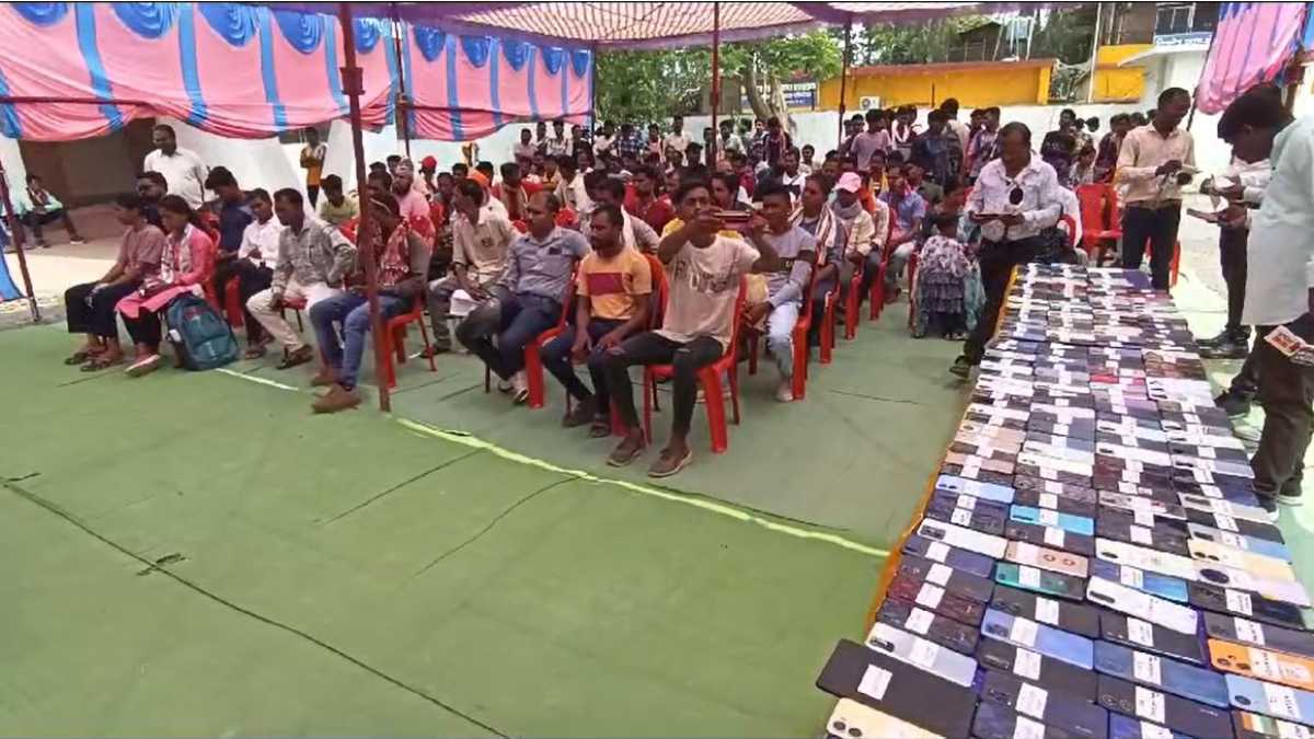 SP ने चेहरों में लौटाई मुस्कान, 20 दिन में ढूंढकर लोगों को लौटाए 45 लाख के गुमे हुए मोबाइल