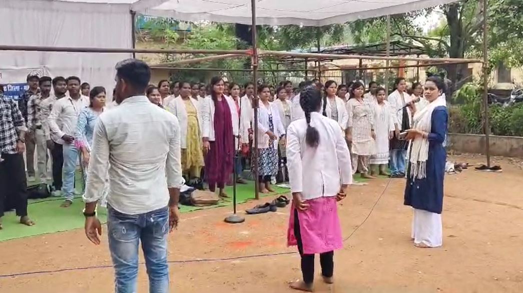 CG NEWS: स्वास्थ्य अधिकारियों का हड़ताल जारी, लोगों को नहीं मिल पा रही स्वास्थ्य सुविधा, इन मांगों को लेकर कर रहे प्रदर्शन…