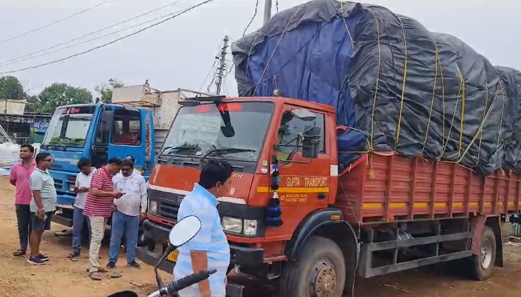 तेंदूपत्ता चोरी को लेकर प्रशासन की कार्रवाई तेज: लाखों के तेंदूपत्ता से भरी ट्रक पकड़ाई , ठेकेदारों और वनविभाग पर लग रहे आरोप…