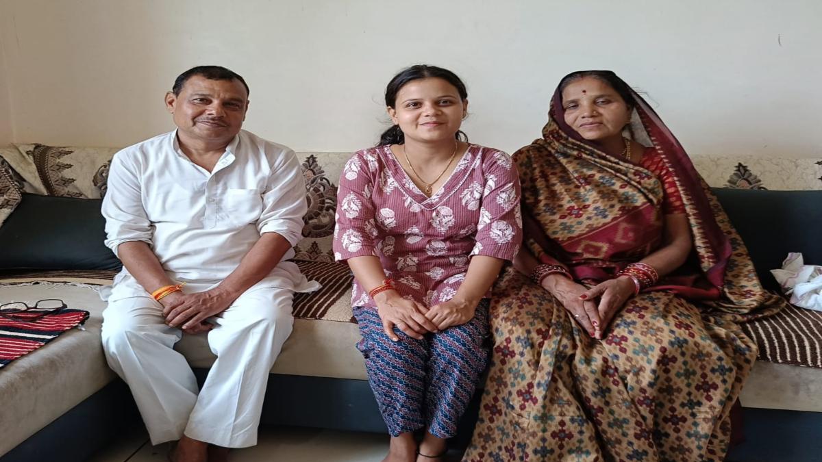 MPPSC RESULT: किराना दुकान चलाने वाले की बेटी बनी डिप्टी कलेक्टर, गांव पहुंची तो ढोल-नगाड़ों के साथ हुआ जोरदार स्वागत