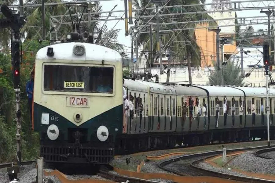 रेल यात्रियों के लिए बड़ी गुड न्यूज- लोकल ट्रेनों में 1 जुलाई से सफर सस्ता
