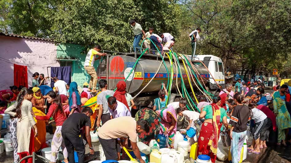 दिल्ली के कई इलाकों में पानी की भारी किल्लत, टैंकर दिखते ही होने लगती है मारामारी