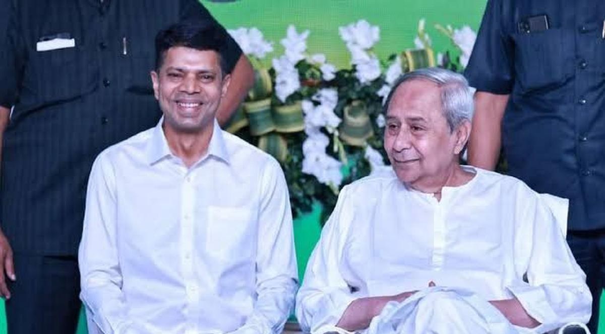 Odisha Breaking News: IAS छोड़ राजनीति में आए वीके पांडियन ने लिया संयास… Video जारी कर मांगी माफी