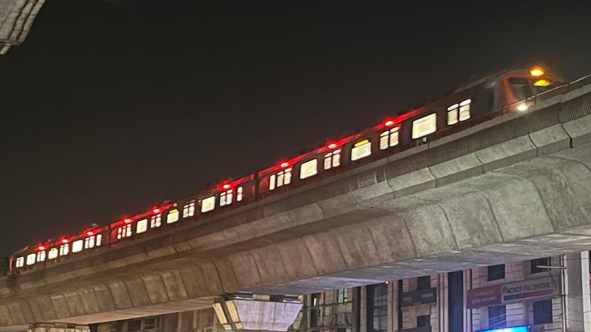 Bhopal Metro Train Trial: पहली बार रात में दौड़ी भोपाल मेट्रो, रोमांचित शहरवासियों ने नजारा कैमरे में किया कैद