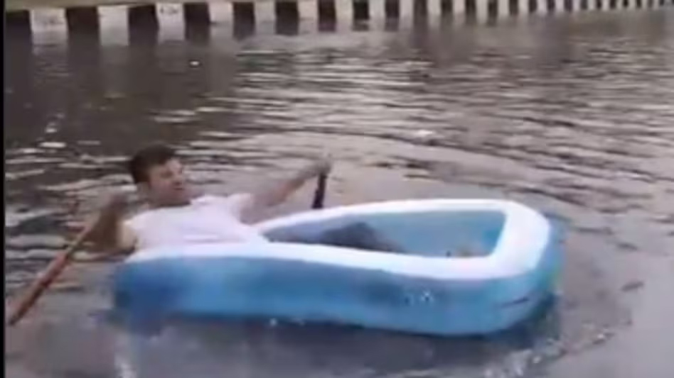 दिल्ली की सड़कों पर नाव की सवारी करने निकले BJP के पार्षद