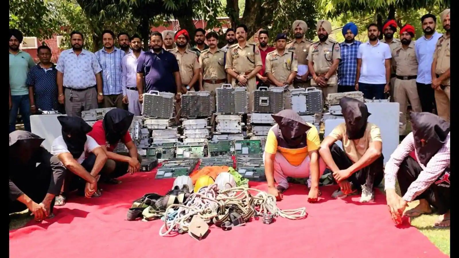 मोबाइल टावरों से सेंसेटिव उपकरण चोरी करने वाले अंतर्राज्यीय गिरोह के 8 सदस्य गिरफ्तार, 1.50 करोड़ के मोबाइल उपकरण बरामद