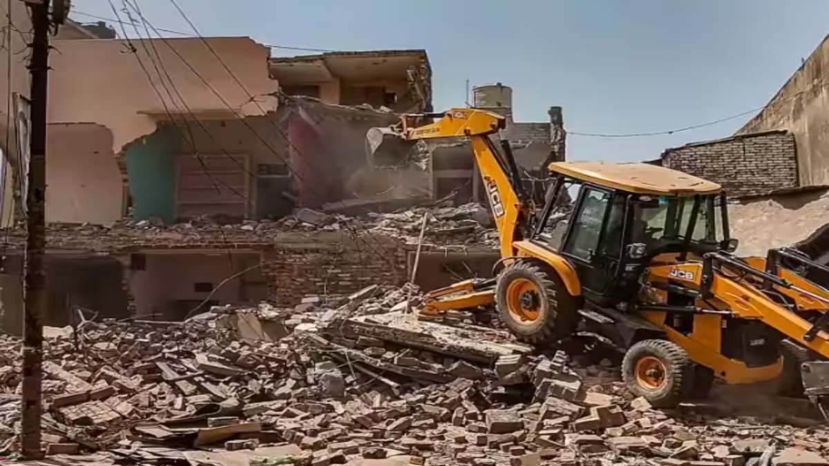 अतीक अहमद की बहू के आलीशान बंगले पर चला बुलडोजर, कीमत जानकर हैरान रह जाएंगे