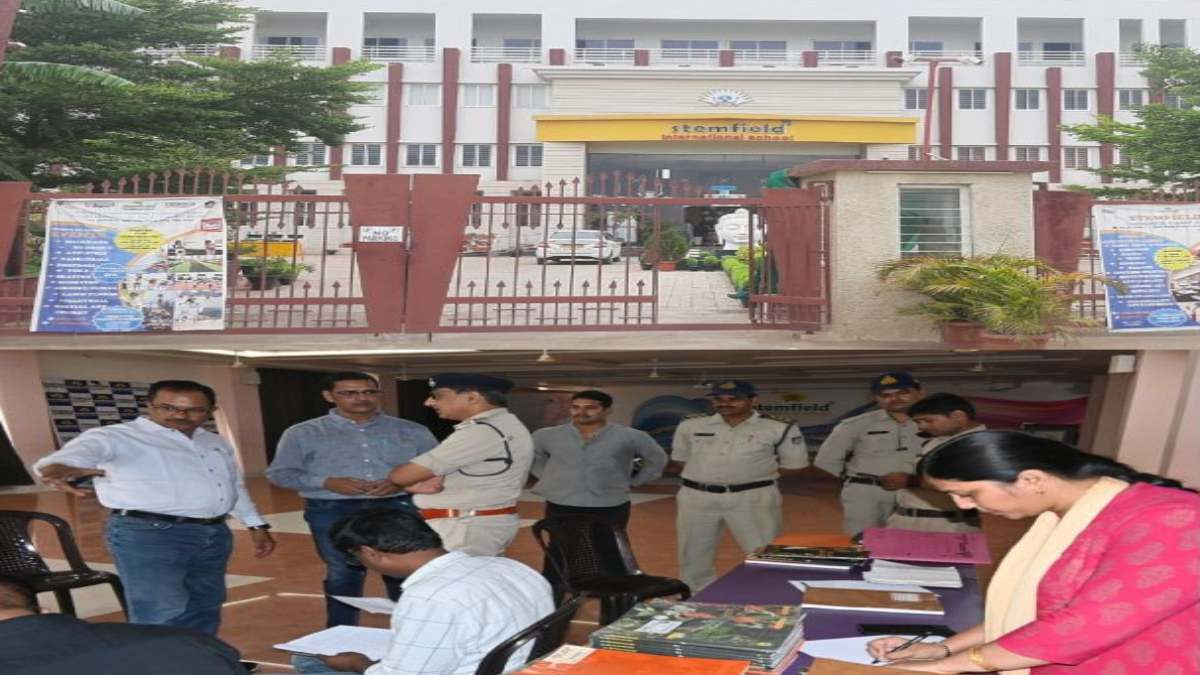 निजी स्कूल संचालक की मोनोपॉली का मामलाः सबूत मिटाने के प्रयास में था स्टेम फील्ड स्कूल, किताब जमा कराने अभिभावकों को बुलाया था अवकाश के दिन
