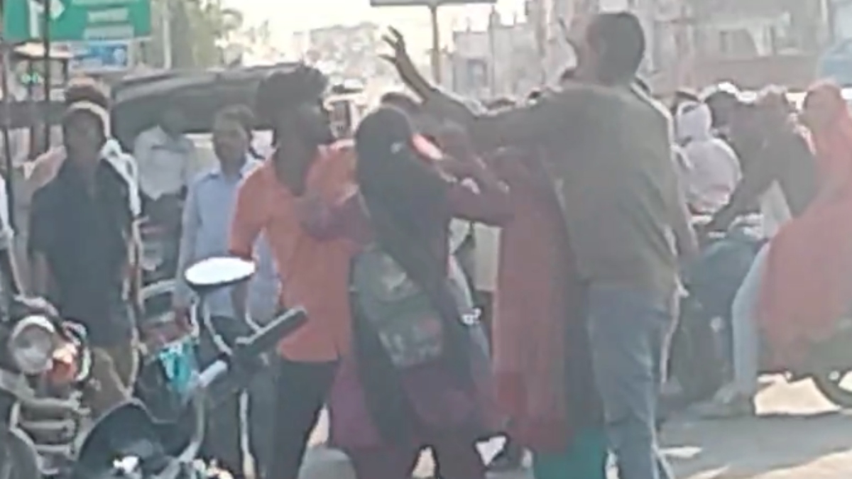 बीच सड़क मनचले की पिटाई: छेड़खानी करने पर युवतियों ने जमकर की धुनाई, VIDEO वायरल