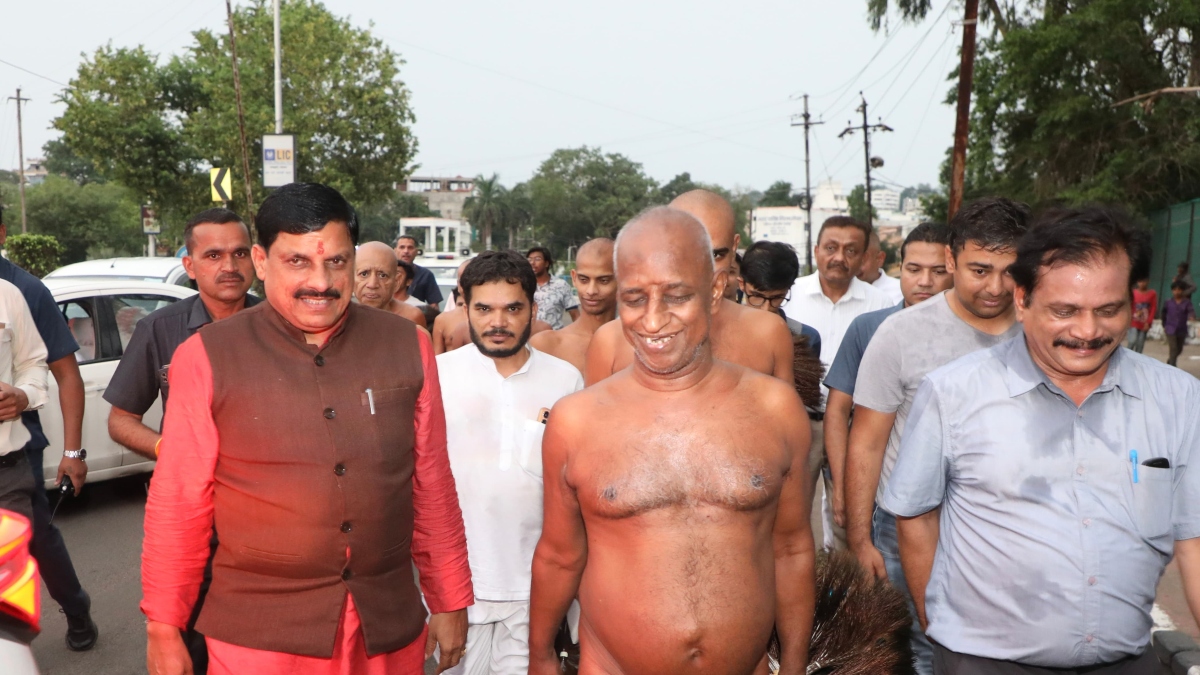 CM मोहन ने VIP मार्ग पर काफिला रुकवा कर किया आचार्य विनम्र सागर जी का स्वागत, जैन मुनि से लिया आशीर्वाद 