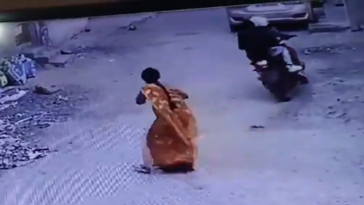 BJP नेता की पत्नी से चेन स्नेचिंग: वट वृक्ष की पूजा करके घर लौट रही थी महिला, वारदात का Video आया सामने