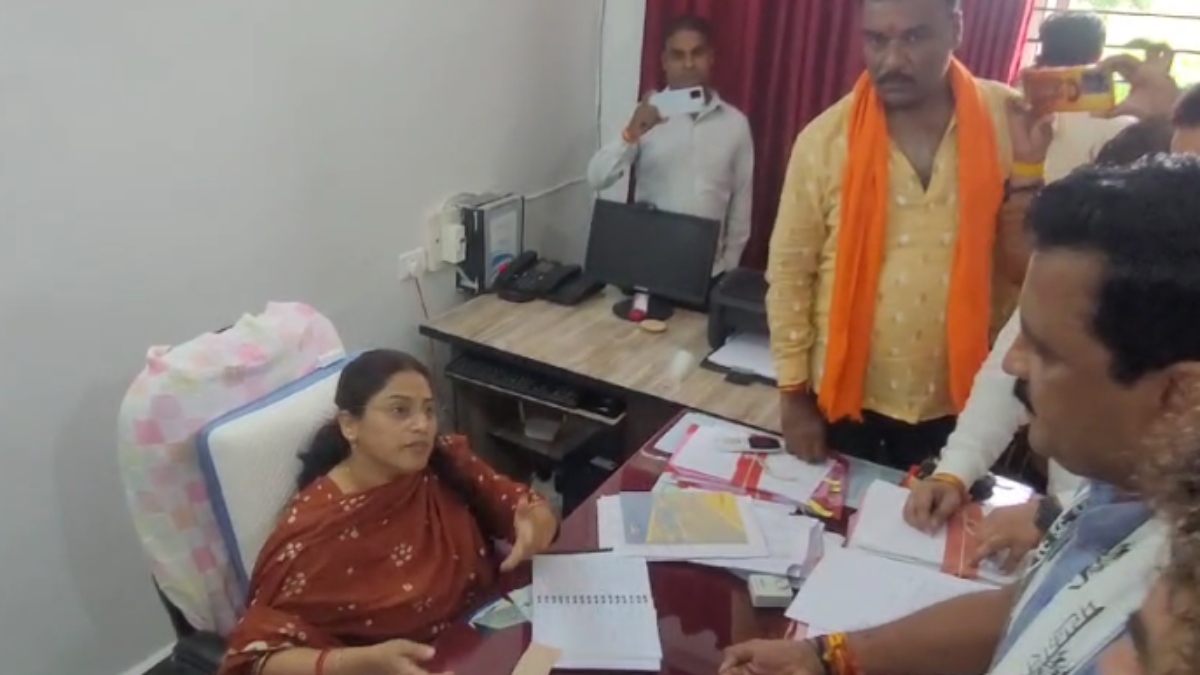 खनिज विभाग में बिना पैसे लिए काम नहीं होता: भाजपा नेता ने महिला अधिकारी पर लगाए गंभीर आरोप, अफसर बोली- उन्होंने मेरे साथ…   