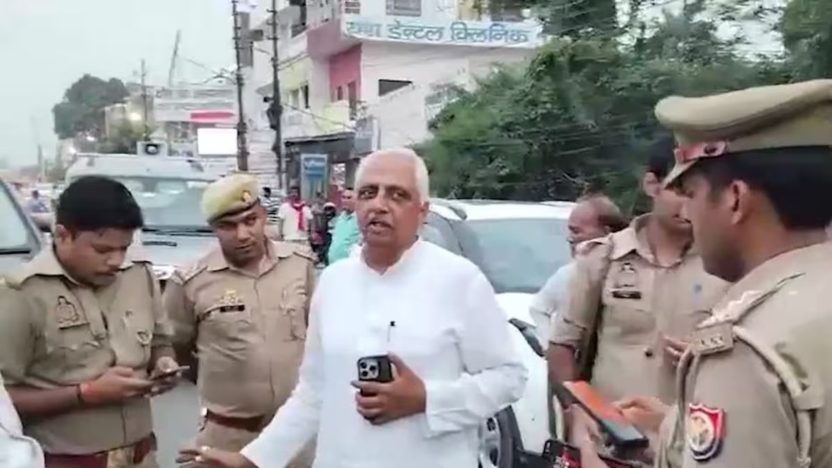 Deoria News: पुलिस पर भड़क गए कांग्रेस नेता, दारोगा नहीं दिखा सके सरकारी गाड़ी की RC और DL, देखें VIDEO