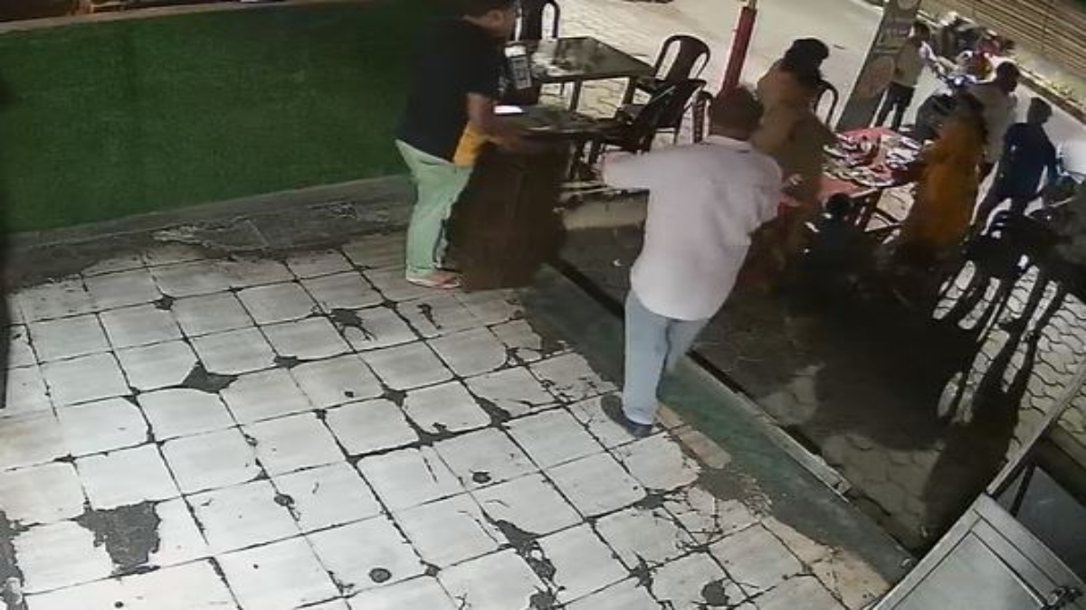 पुलिस की गुंडागर्दी: दुकान बंद कराने पहुंचे SI ने काउंटर में मारी लात, घटना CCTV में कैद   