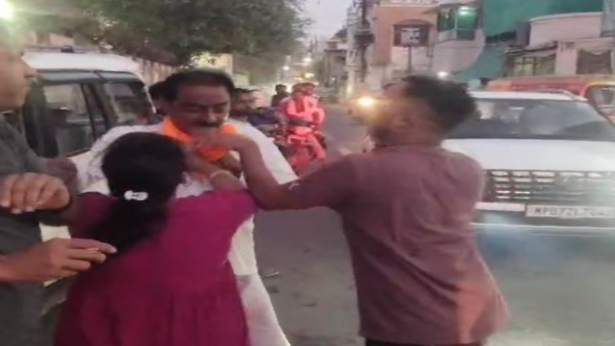 सिंधिया समर्थक नेता की पिटाई: कार ने दो लोगों को मारी टक्कर, लोगों का फूटा गुस्सा, VIDEO वायरल 