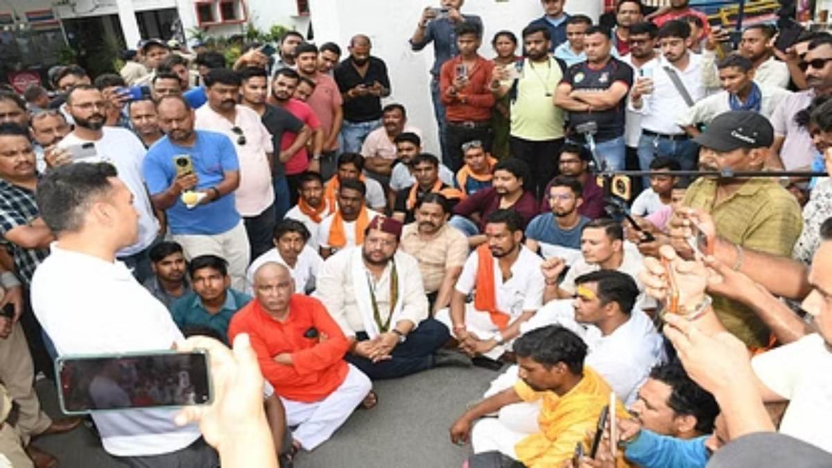 2 नाबालिग छात्राएं लापता: परिजनों ने थाने में किया हंगामा, किशोर पर बहलाकर भगाने का आरोप