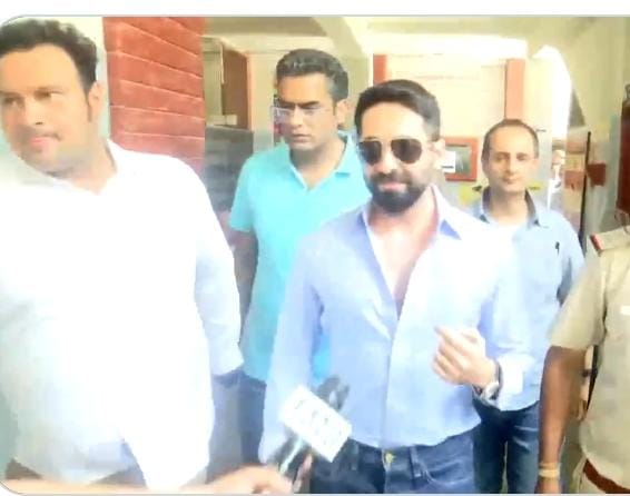 आयुष्मान खुराना और गुल ने डाला वोट, सोशल मीडिया में आई तस्वीर