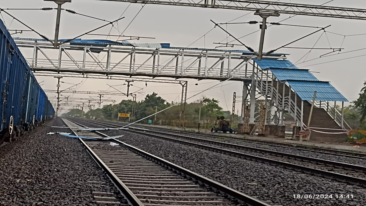 तेज हवा-आंधी में उड़ा रेलवे स्टेशन का फुट ओवर ब्रिज: ओएचई लाइन टूटने से एक दर्जन से अधिक गाड़िया हुई प्रभावित 