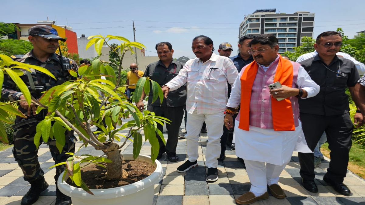 51 लाख पेड़ लगाने की मुहिम पर सवाल: कांग्रेस ने लगाए भ्रष्टाचार के आरोप, विजयवर्गीय पर साधा निशाना, कहा- घोटाले की भेंट चढ़ेगा पैसा     