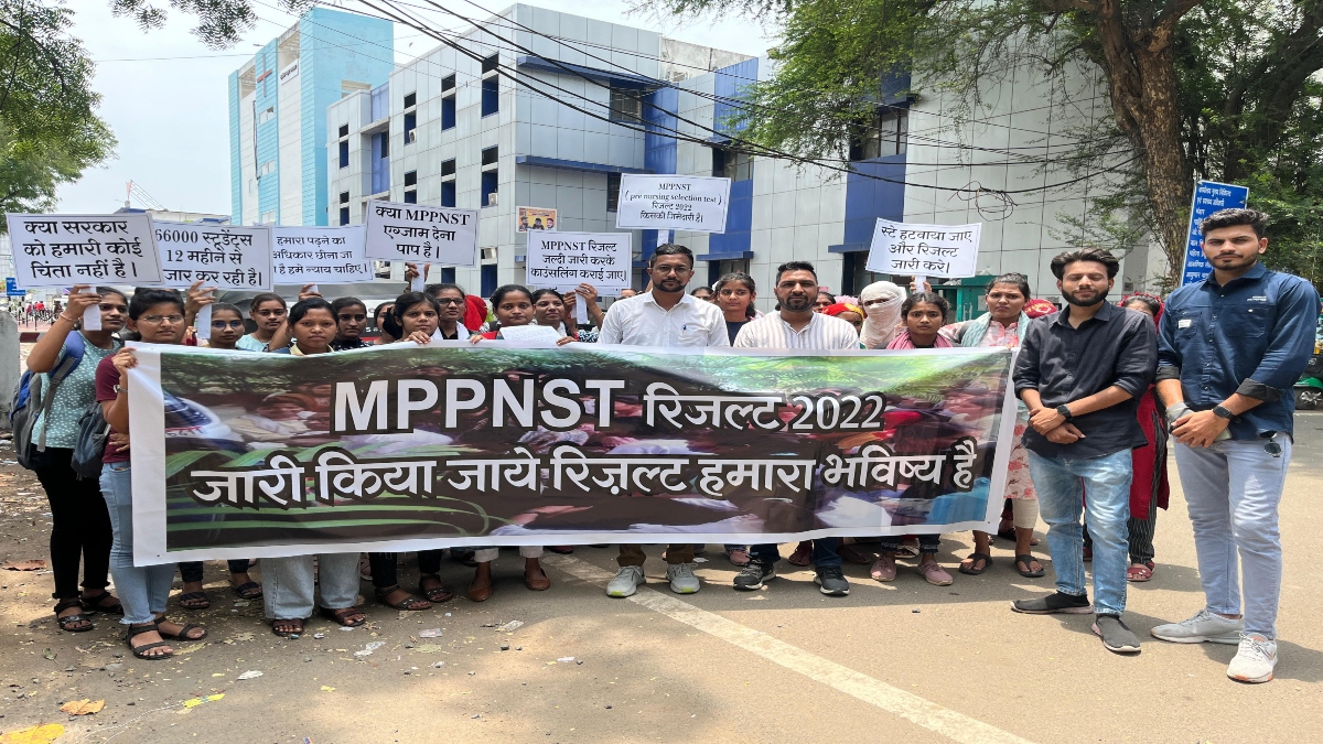 सड़कों पर उतरी नर्सिंग छात्राएं: रिजल्ट की मांग को लेकर किया प्रदर्शन, एक साल पहले 66 हजार स्टूडेंट्स ने दी थी प्रवेश परीक्षा  