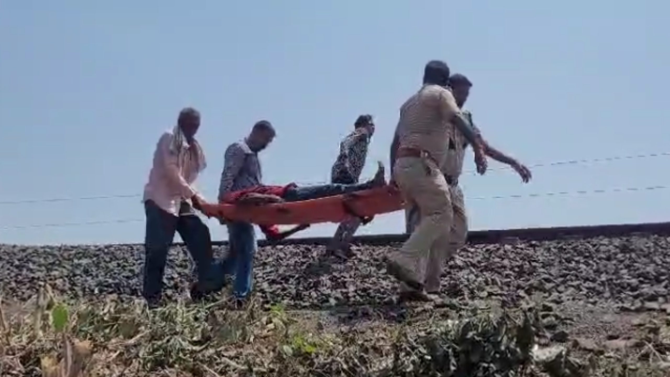 रेलवे ट्रैक पर तड़प रहा था शख्स: भगवान बनकर आए पुलिसकर्मी, इस तरह बचाई जान 