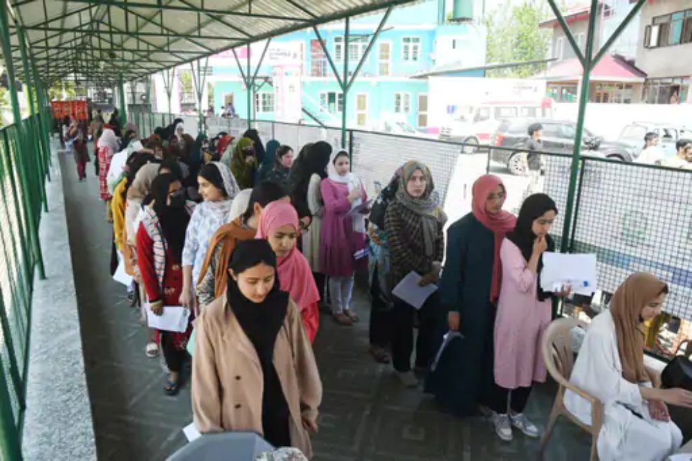 NEET UG Re-Exam: ग्रेस मार्क्स पाने वाले 1563 छात्रों में से सिर्फ 813 छात्र ने दी परीक्षा, छत्तीसगढ़ के एक सेंटर पर 185 में से सिर्फ 115 अभ्यर्थी हुए शामिल