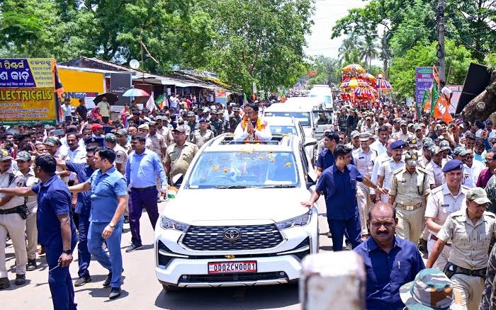क्योंझर : ओडिशा के सीएम माझी पहुंचे अपने घर, रोड शो में हुए शामिल