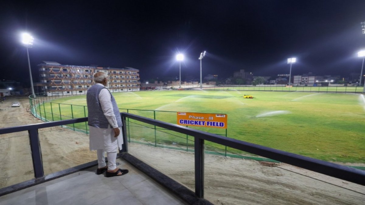 देर रात औचक निरीक्षण पर निकले PM मोदी: सिगरा स्टेडियम का लिया जायजा, इनडोर स्पोर्ट्स कॉम्प्लेक्स भी पहुंचे