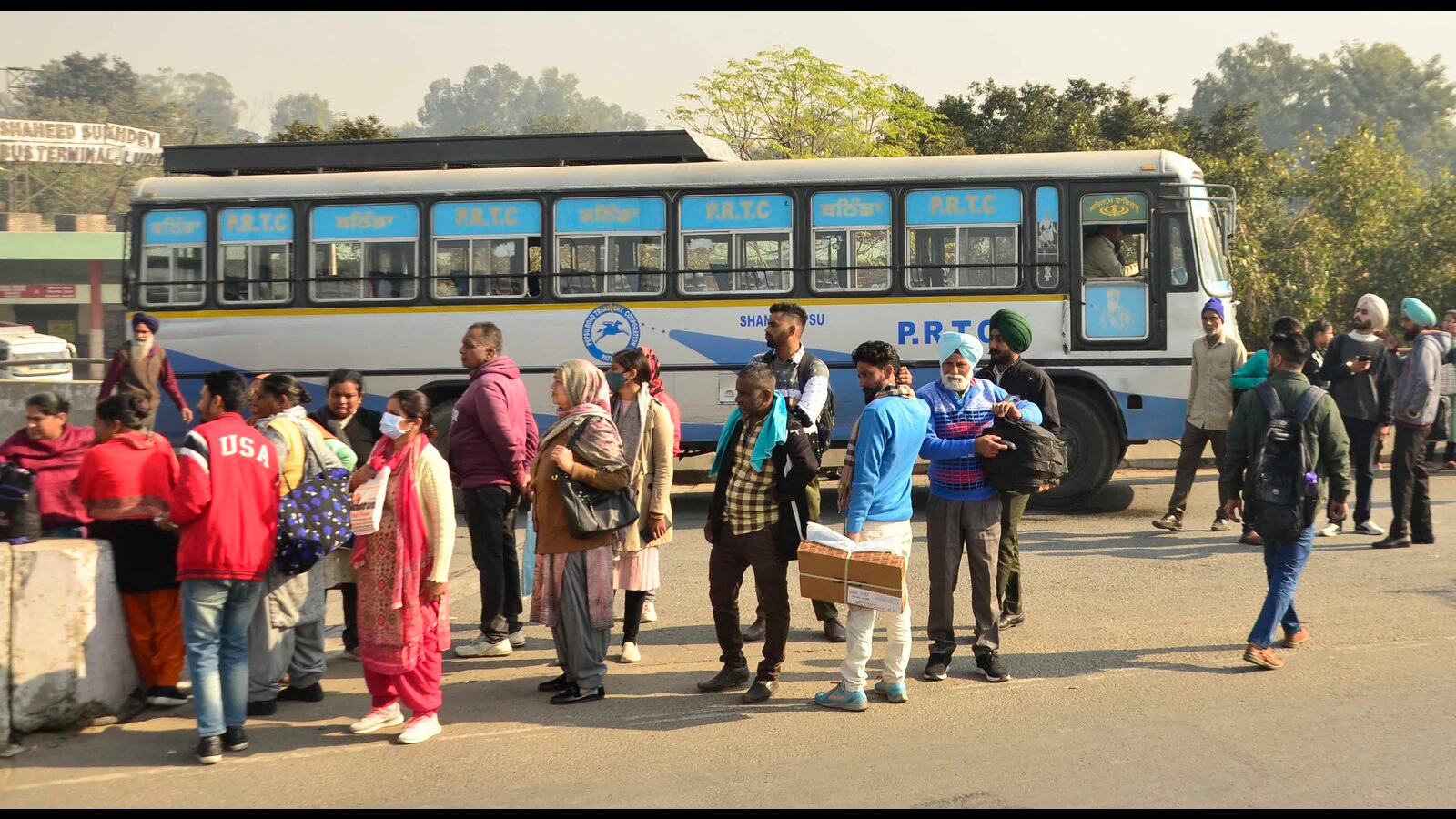 सरकारी बसों का बस कुछ देर में चक्का जाम, घर से सोच-समझकर निकले