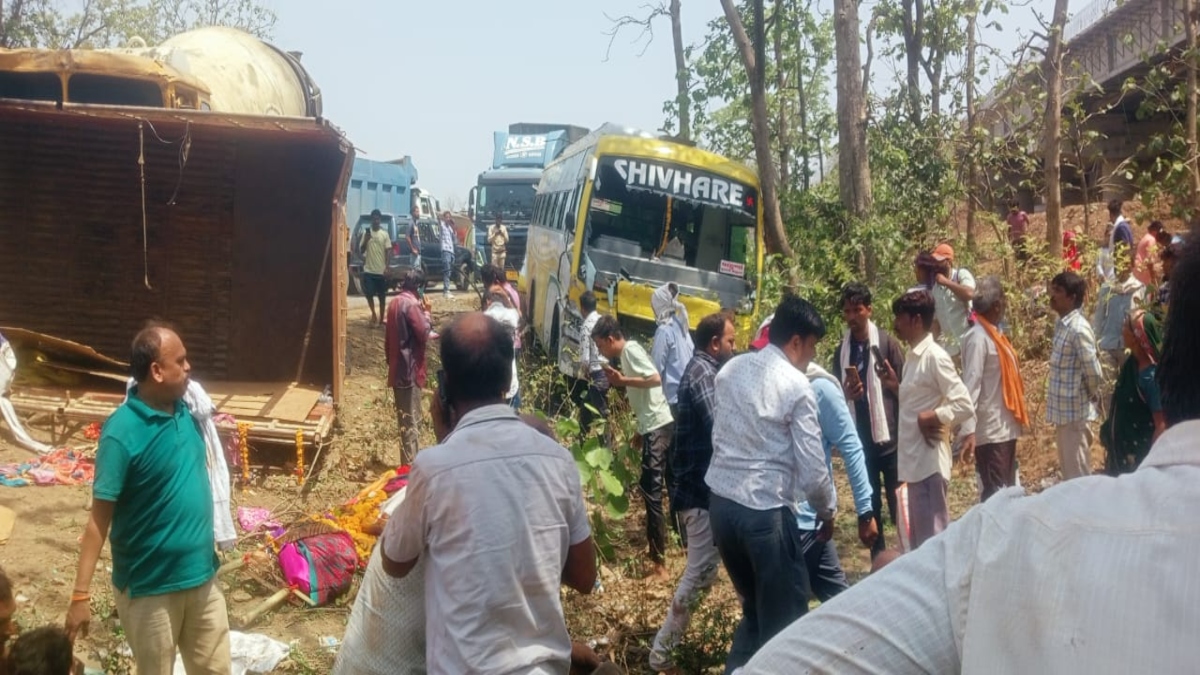 बस ने मिनी ट्रक को मारी टक्कर, हादसे में एक दर्जन से ज्यादा लोग घायल, 5 की हालत गंभीर   