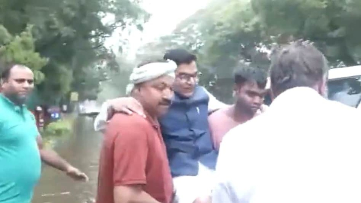 VIDEO : सपा सांसद के आवास में घुसा पानी, स्टॉफ ने गोद में उठाकर गाड़ी तक पहुंचाया