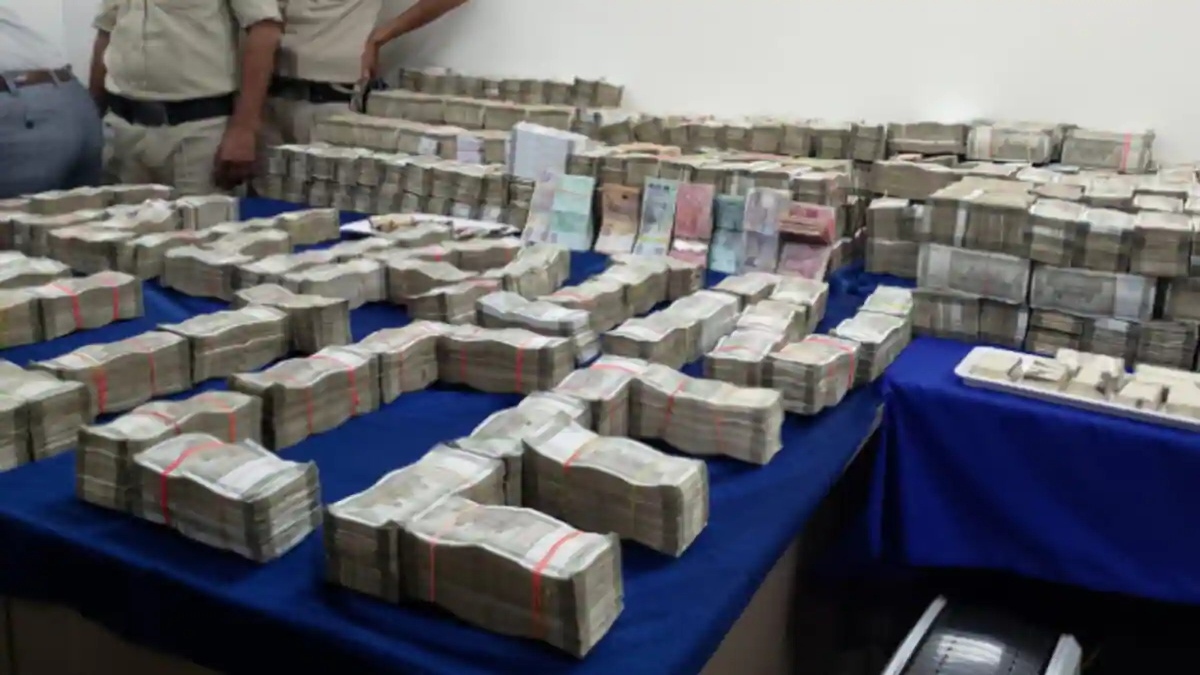 करोड़ों का गेमिंग सट्टा पकड़ाया: बिल्डर के पास से 15 करोड़ से ज्यादा कैश बरामद, मशीन से नोटों को गिनती जारी