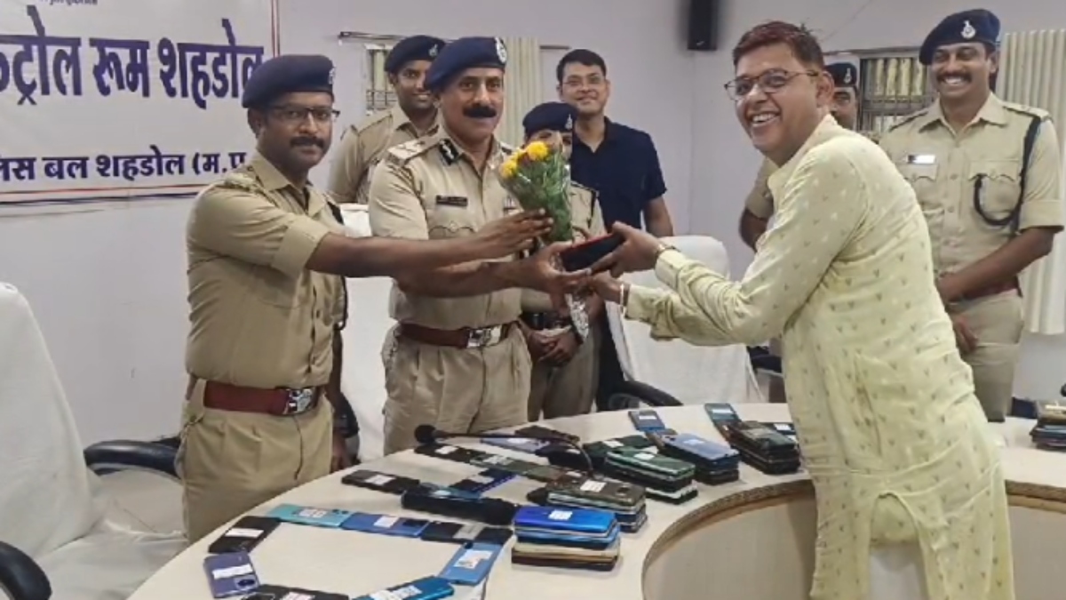 Shahdol News: चोरी और गुम 52 लाख के 200 मोबाइल को पुलिस ने ढूंढ निकाला, फोन पाकर खिले मालिकों के चेहरे