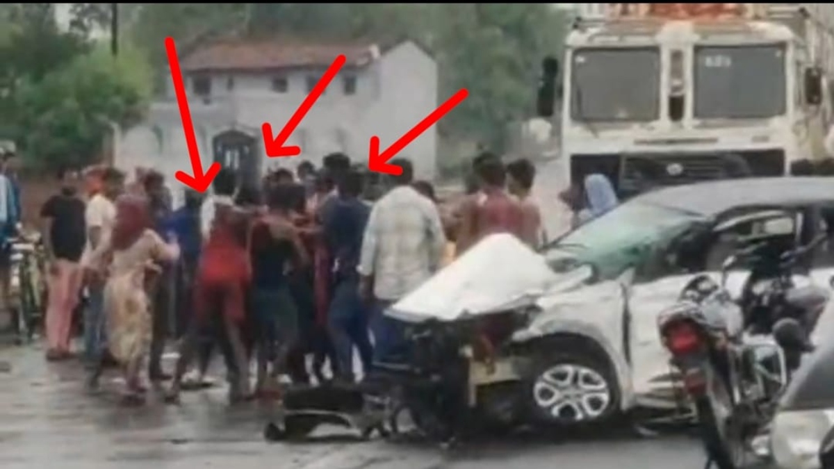 सड़क दुर्घटना के बाद दुधमुंहे को गोद में लिए महिला की पिटाईः भीड़ ने घसीट घसीट कर पीटा, VIDEO वायरल