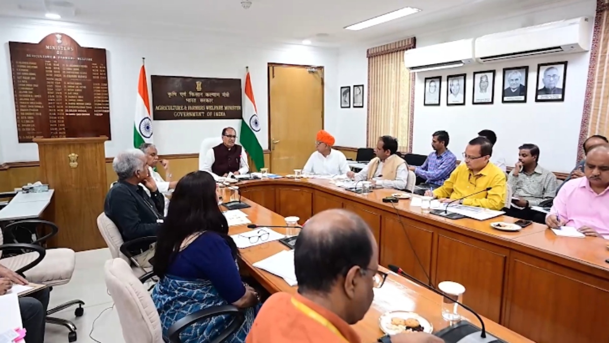 केंद्रीय मंत्री शिवराज सिंह चौहान ने की दलहन उत्पादन की समीक्षा, कहा- कृषि भारतीय अर्थव्यवस्था की रीढ़ है, निर्धारित लक्ष्यों को पूरा करने के दिए निर्देश 