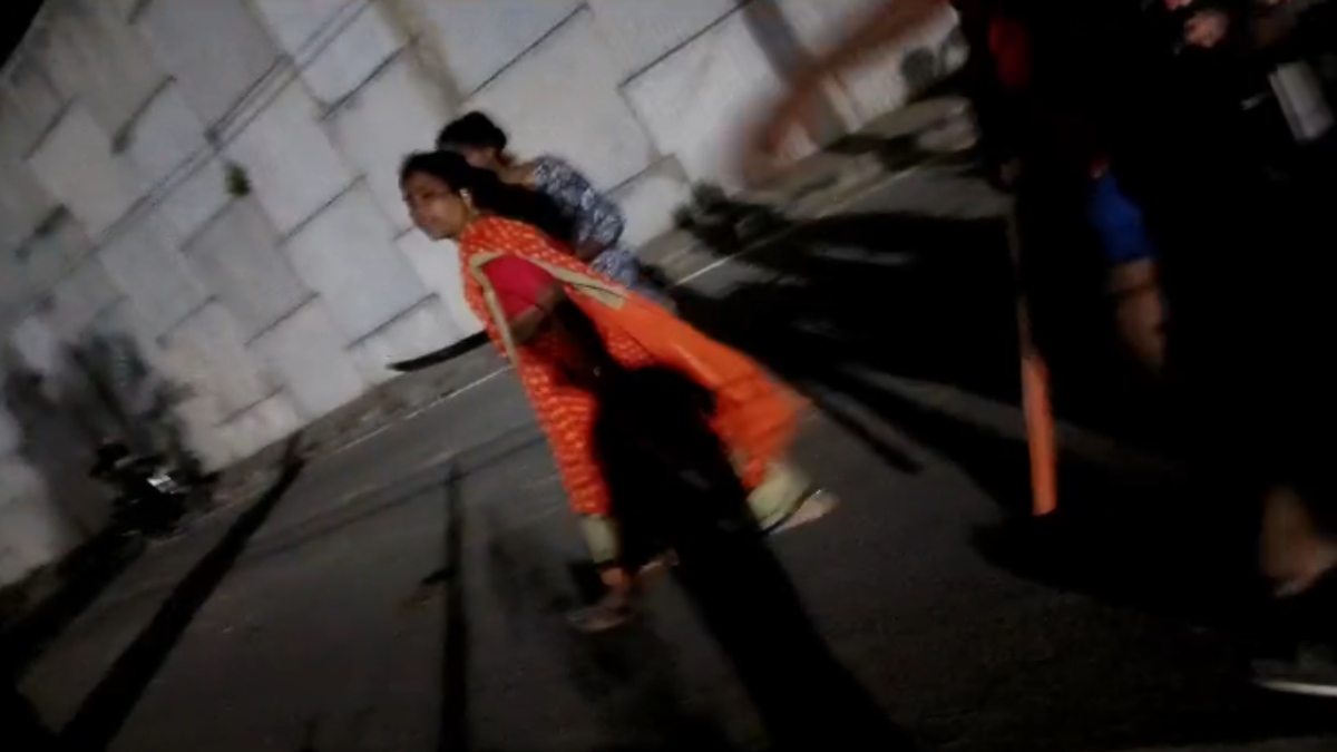 महिला की दबंगई: युवक पर तलवार से किया हमला, बेटी ने भी दिया साथ, VIDEO वायरल 