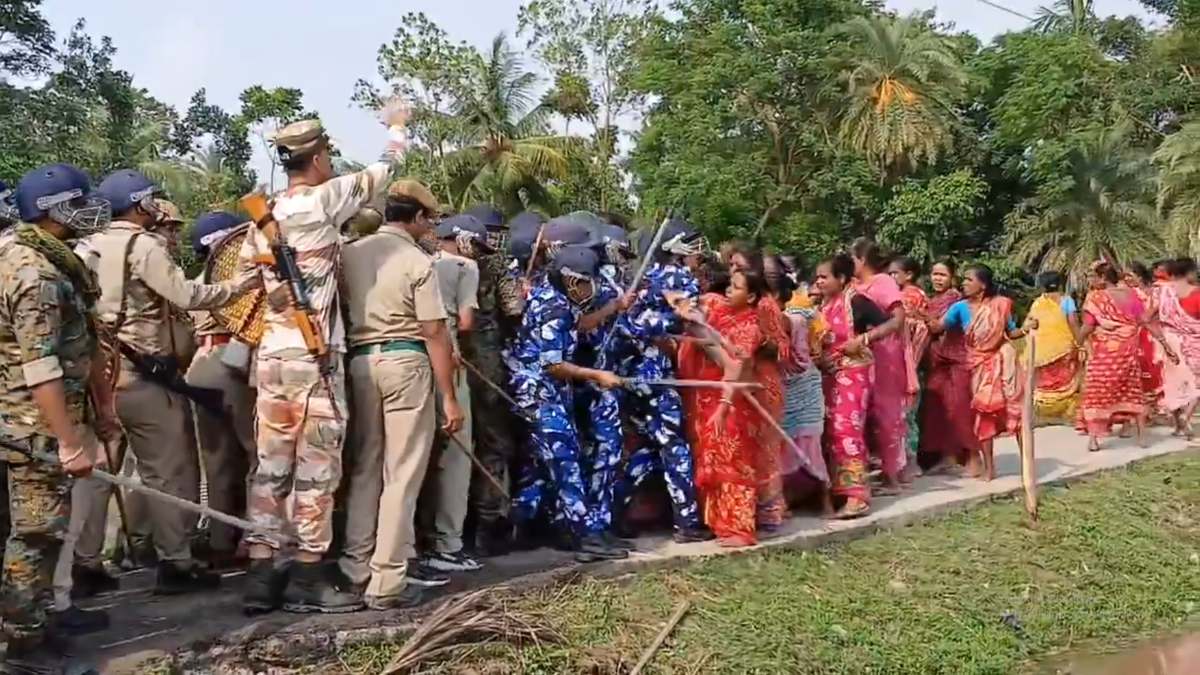Sandeshkhali Violence: हिंसा की आग में जल रहा संदेशखाली, पुलिस और महिलाओं के बीच झड़प, गवर्नर ने सीएम ममता से मांगी रिपोर्ट 