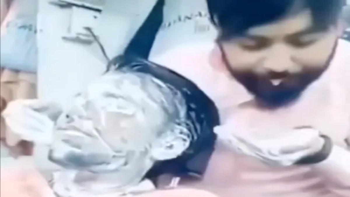 Viral Video: Face Massage कराने वाले हो जाएं सावधान! थूक लगाकर मसाज करते नाई का वीडियो वायरल