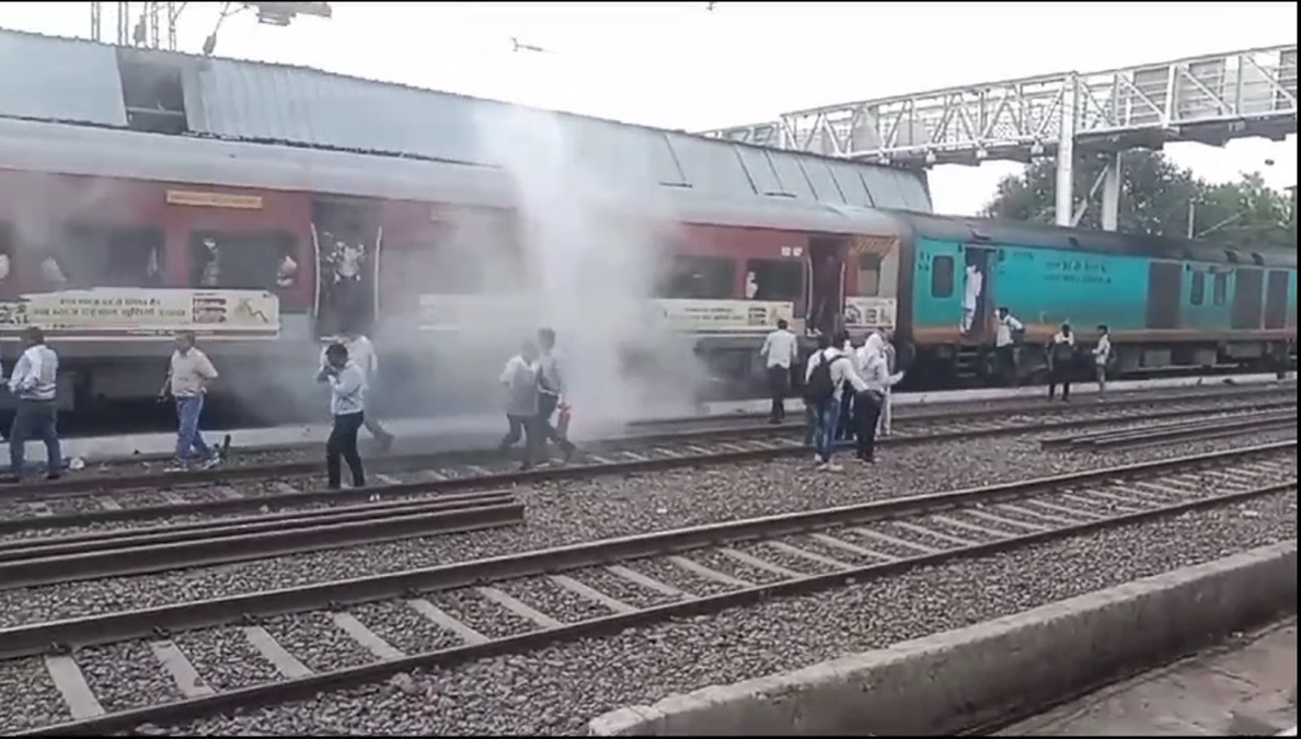ट्रेन से अचानक निकलने लगा धुआं: यात्रियों में मची अफरा-तफरी, फायर सेफ्टी की मदद से पाया गया काबू